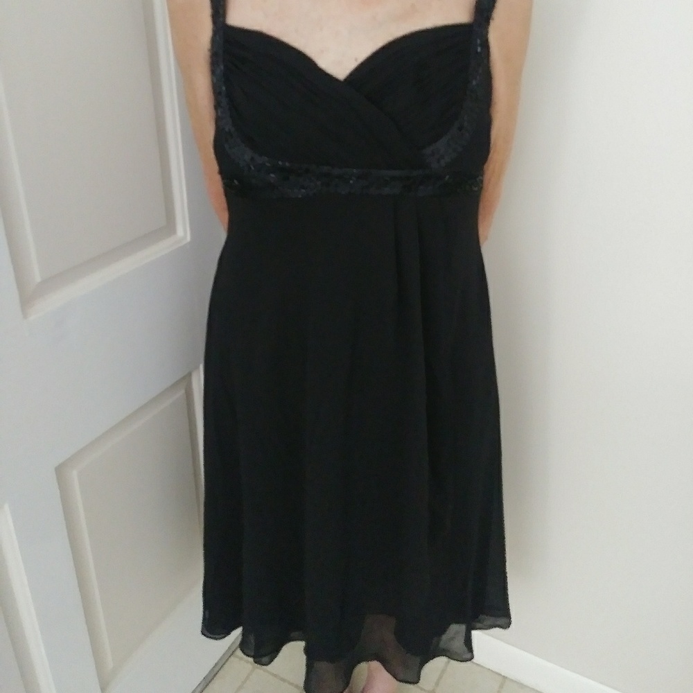 Sleeveless black party dress.